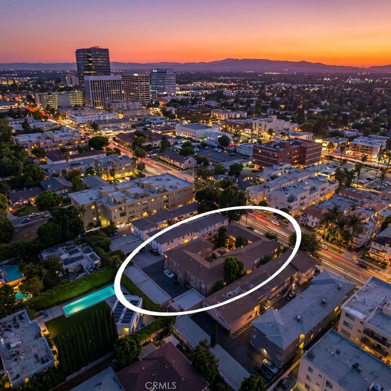 Image 31 of property listing at 15034 Dickens Street 4, Sherman Oaks, CA 91403