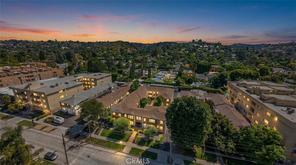 Image 32 of property listing at 15034 Dickens Street 4, Sherman Oaks, CA 91403