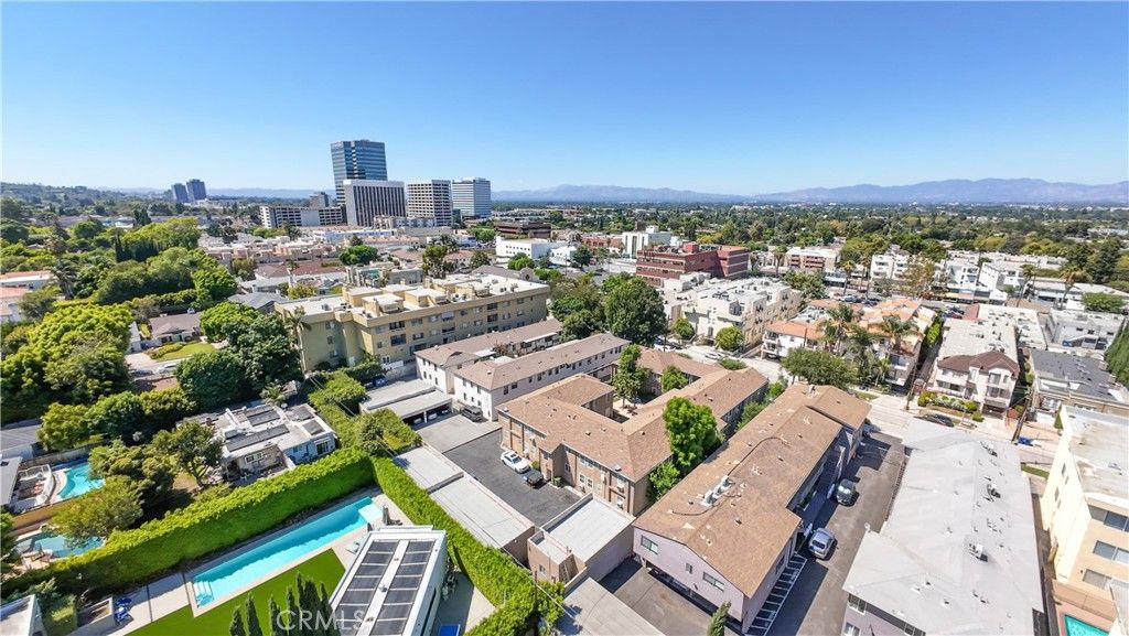 Image 34 of property listing at 15034 Dickens Street 4, Sherman Oaks, CA 91403