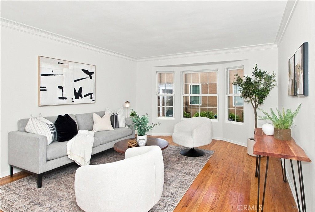 Image 4 of property listing at 15034 Dickens Street 4, Sherman Oaks, CA 91403