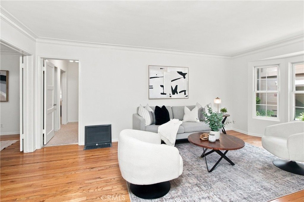 Image 5 of property listing at 15034 Dickens Street 4, Sherman Oaks, CA 91403
