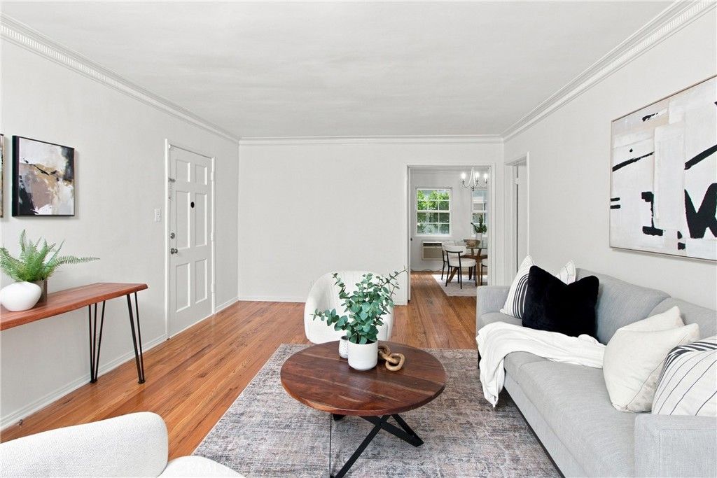 Image 6 of property listing at 15034 Dickens Street 4, Sherman Oaks, CA 91403