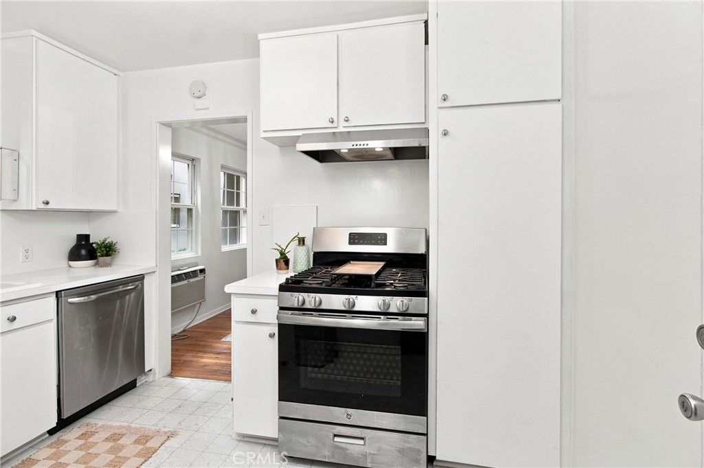Image 7 of property listing at 15034 Dickens Street 4, Sherman Oaks, CA 91403