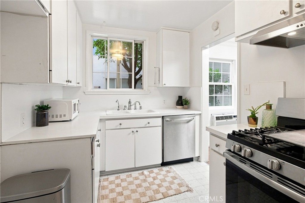 Image 8 of property listing at 15034 Dickens Street 4, Sherman Oaks, CA 91403