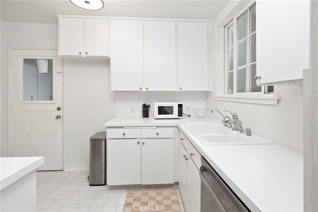 Image 9 of property listing at 15034 Dickens Street 4, Sherman Oaks, CA 91403