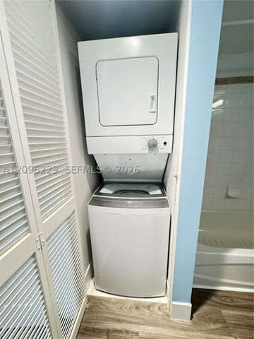 1200 Brickell Bay Dr 3206, Miami, FL 33131