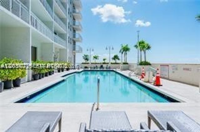 1200 Brickell Bay Dr 3206, Miami, FL 33131