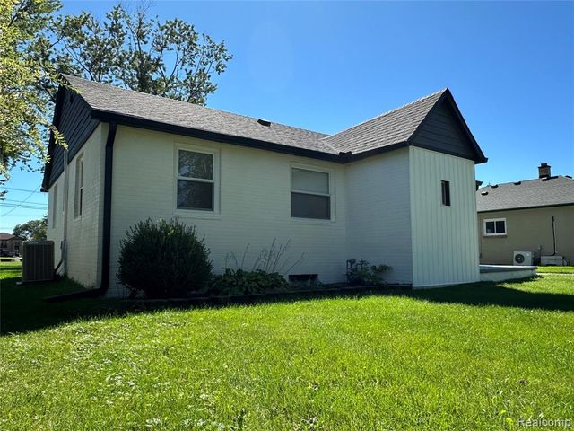47978 Jefferson Avenue, Chesterfield, MI 48047