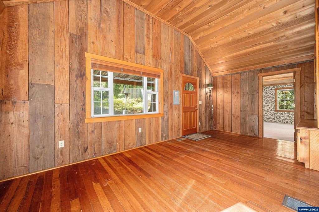 Image 4 of property listing at 23340 Doane Creek Rd, Sheridan, OR 97378