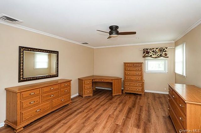 8 Broadfield Place, Glen Cove, NY 11542