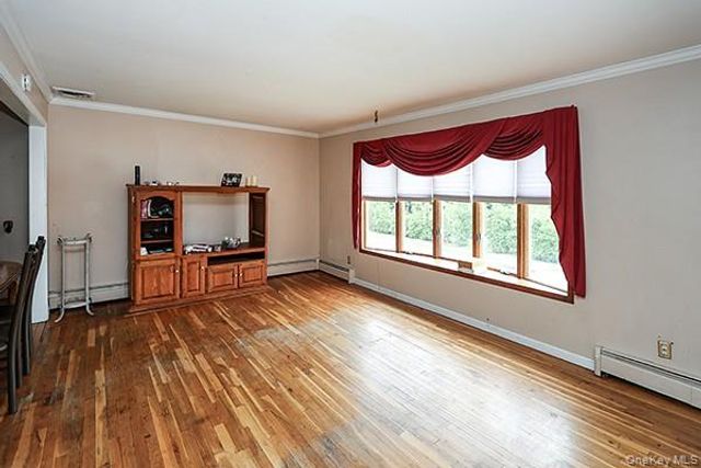 8 Broadfield Place, Glen Cove, NY 11542
