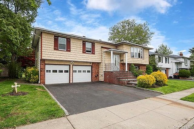 8 Broadfield Place, Glen Cove, NY 11542