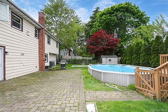 8 Broadfield Place, Glen Cove, NY 11542
