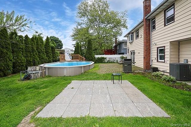 8 Broadfield Place, Glen Cove, NY 11542