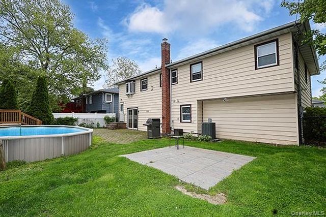 8 Broadfield Place, Glen Cove, NY 11542