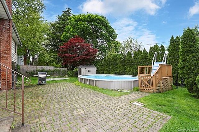 8 Broadfield Place, Glen Cove, NY 11542