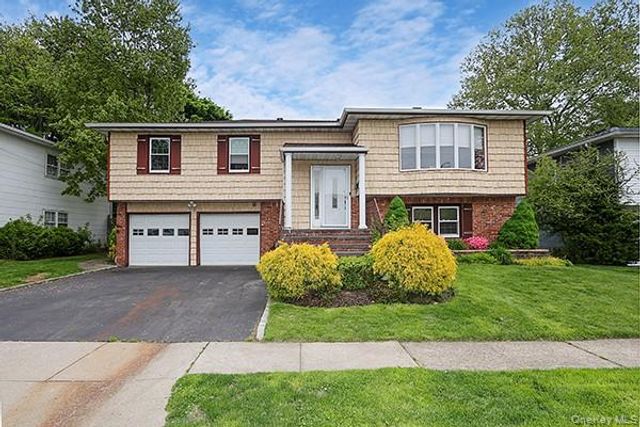 8 Broadfield Place, Glen Cove, NY 11542