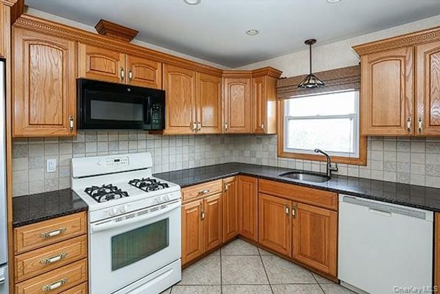 8 Broadfield Place, Glen Cove, NY 11542