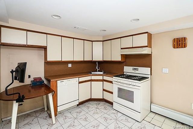 8 Broadfield Place, Glen Cove, NY 11542