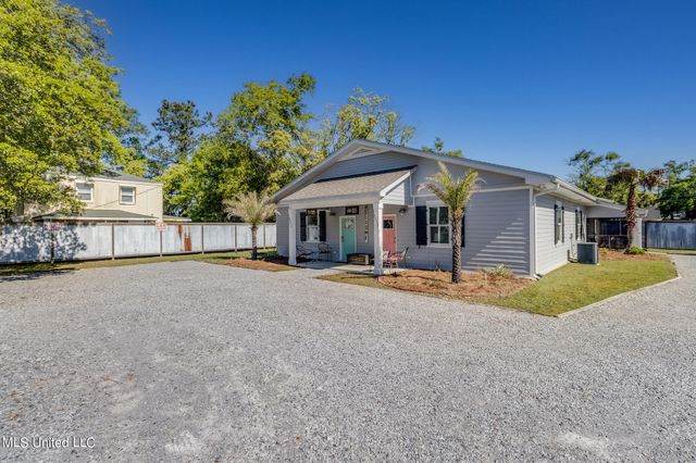421 Carroll Avenue, Bay Saint Louis, MS 39520