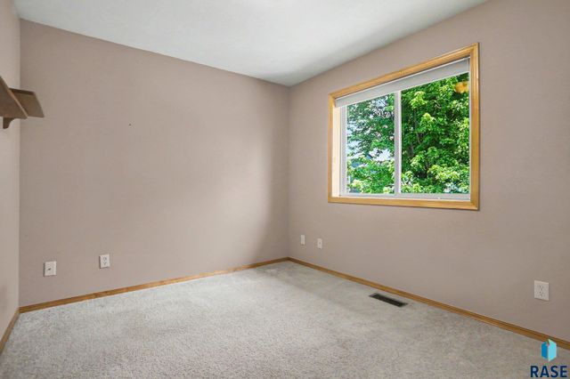 7404 W 66th St Street, Sioux Falls, SD 57106