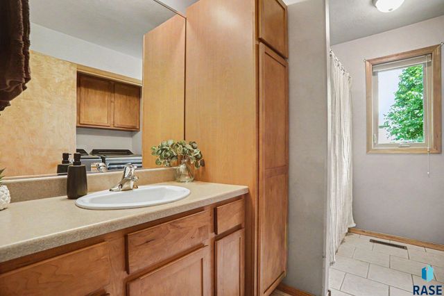 7404 W 66th St Street, Sioux Falls, SD 57106