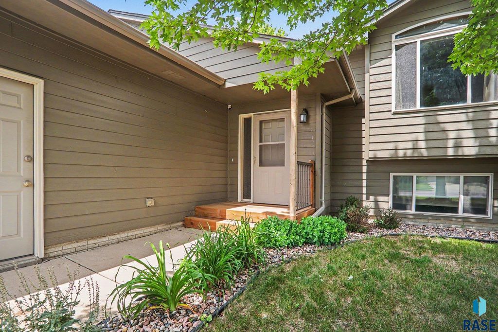 7404 W 66th St Street, Sioux Falls, SD 57106