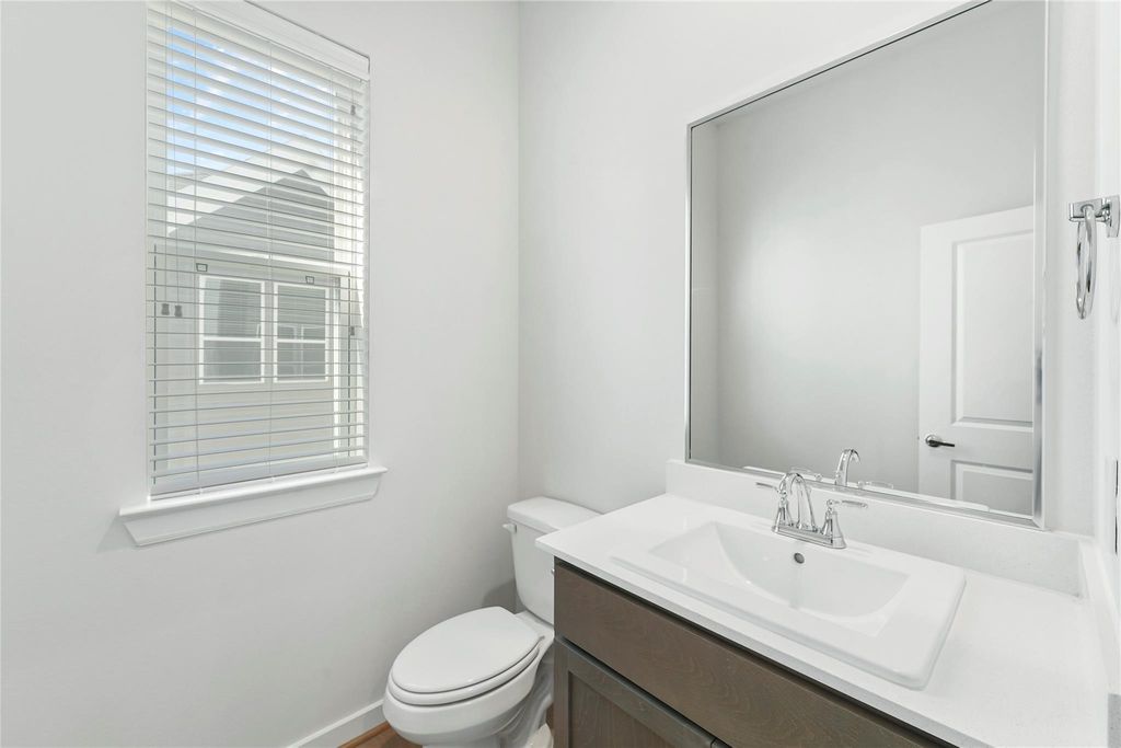 Image 10 of property listing at 1013 Erin Street S, Houston, TX 77009