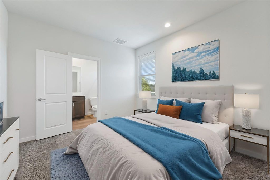 Image 12 of property listing at 1013 Erin Street S, Houston, TX 77009