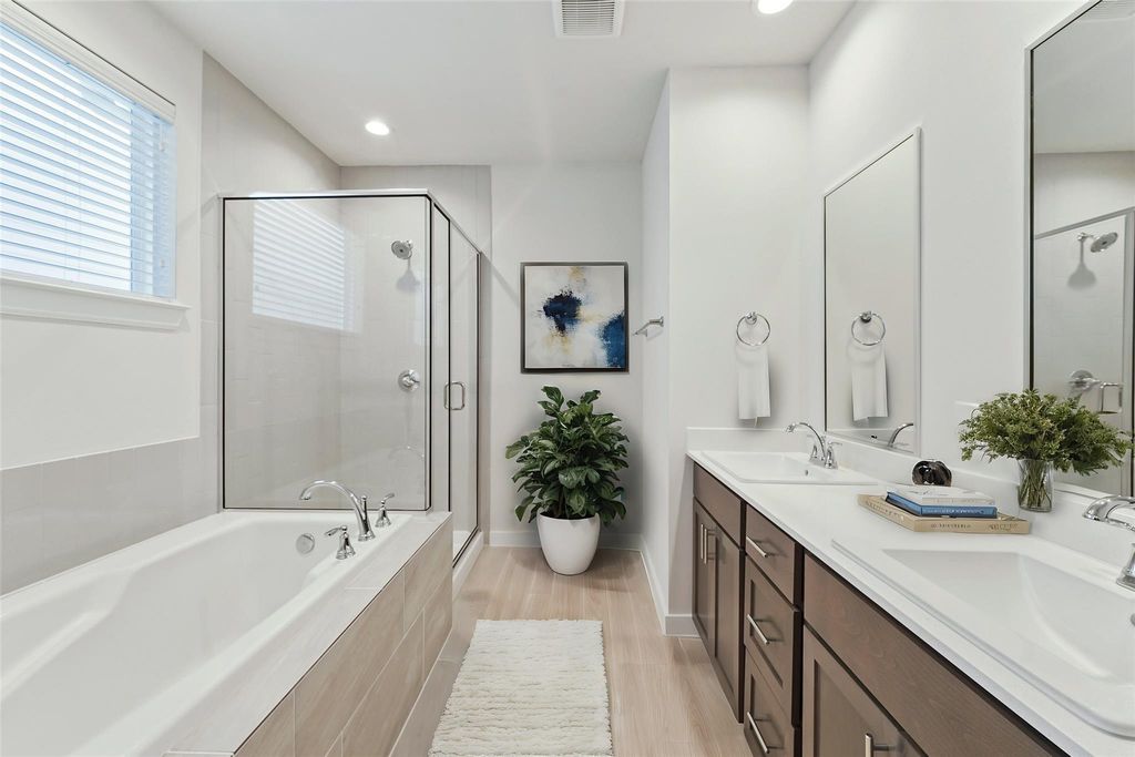 Image 16 of property listing at 1013 Erin Street S, Houston, TX 77009