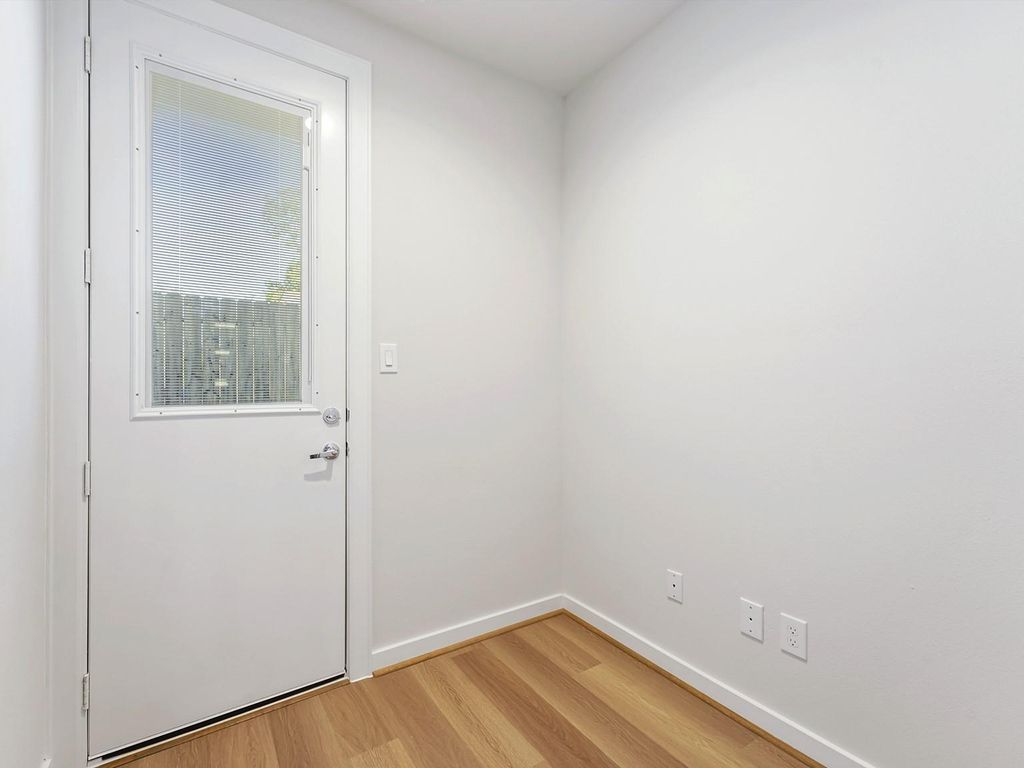 Image 18 of property listing at 1013 Erin Street S, Houston, TX 77009