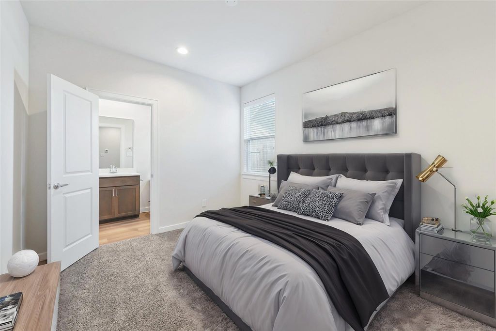 Image 2 of property listing at 1013 Erin Street S, Houston, TX 77009