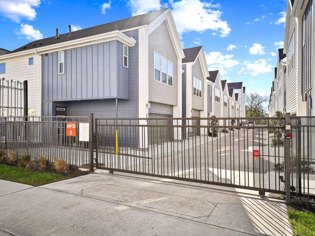 Image 20 of property listing at 1013 Erin Street S, Houston, TX 77009