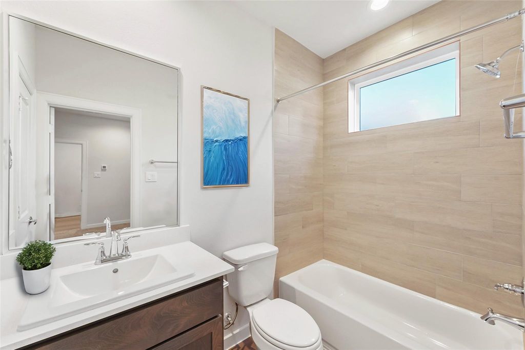 Image 3 of property listing at 1013 Erin Street S, Houston, TX 77009