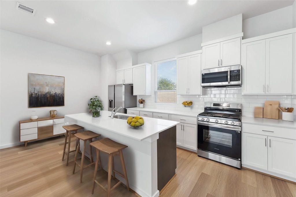 Image 4 of property listing at 1013 Erin Street S, Houston, TX 77009