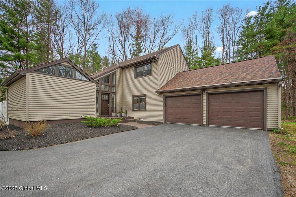 3 Stonegate Road, Clifton Park, NY 12019