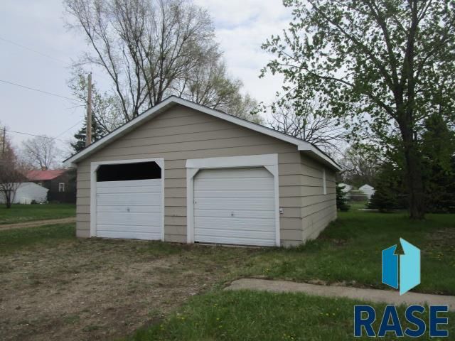 402 E 11th Ave Avenue, Mitchell, SD 57301