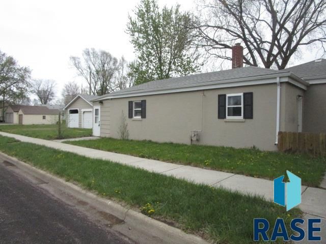 402 E 11th Ave Avenue, Mitchell, SD 57301