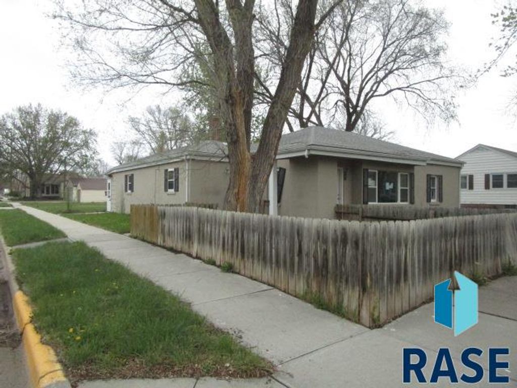 402 E 11th Ave Avenue, Mitchell, SD 57301