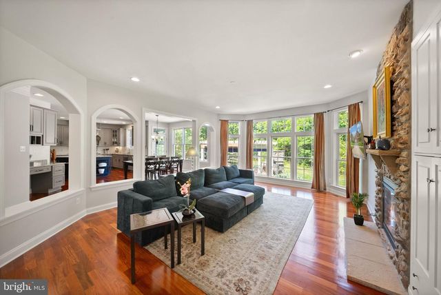 43916 RIVERPOINT DR, Leesburg, VA 20176