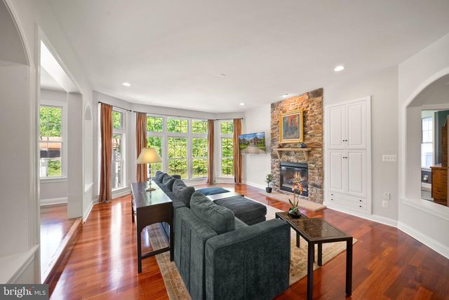 43916 RIVERPOINT DR, Leesburg, VA 20176