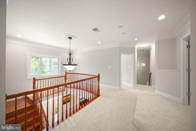 43916 RIVERPOINT DR, Leesburg, VA 20176