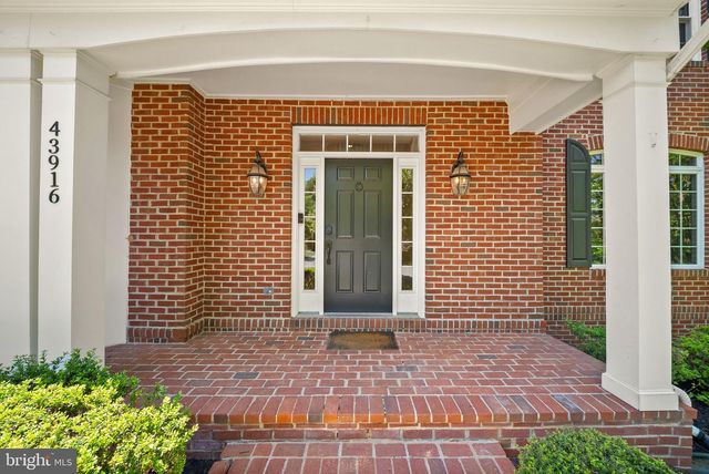 43916 RIVERPOINT DR, Leesburg, VA 20176