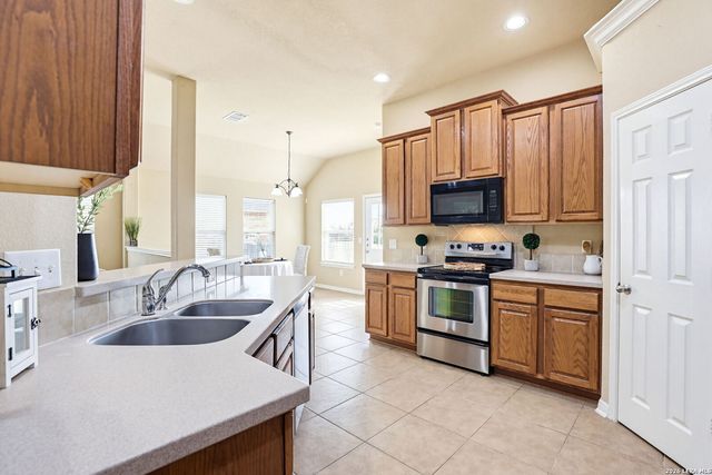 196 Bison Ln, Cibolo, TX 78108