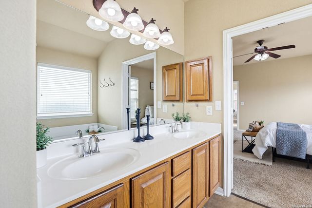 196 Bison Ln, Cibolo, TX 78108