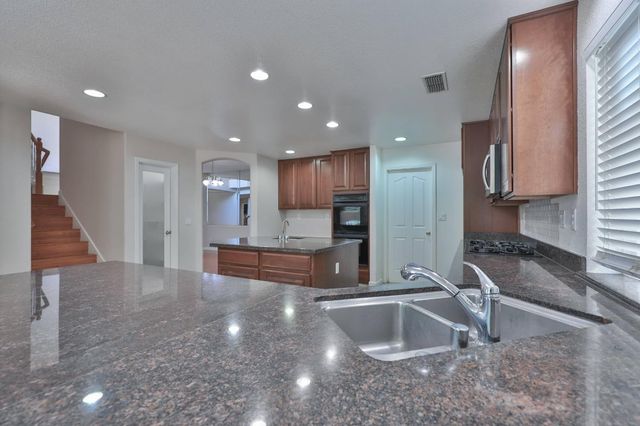 3373 Marina Cove Cir, Elk Grove, CA 95758