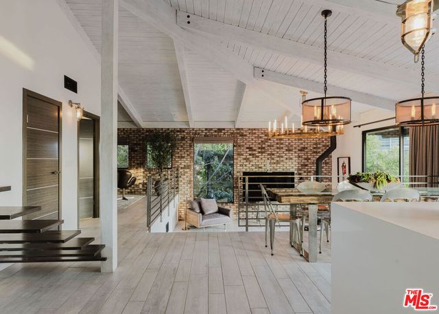 1310 LONDONDERRY Place, Los Angeles, CA 90069