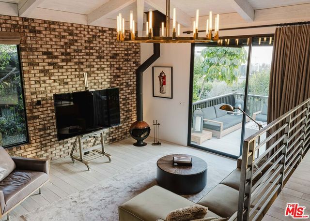 1310 LONDONDERRY Place, Los Angeles, CA 90069