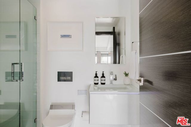 1310 LONDONDERRY Place, Los Angeles, CA 90069