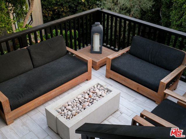 1310 LONDONDERRY Place, Los Angeles, CA 90069